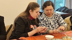 Foreign teachers make dumplings to welcome Spring Festival