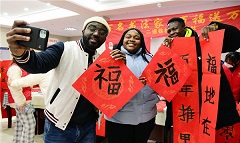 ​Jiangsu University's international students learn to write Spring Festival couplets