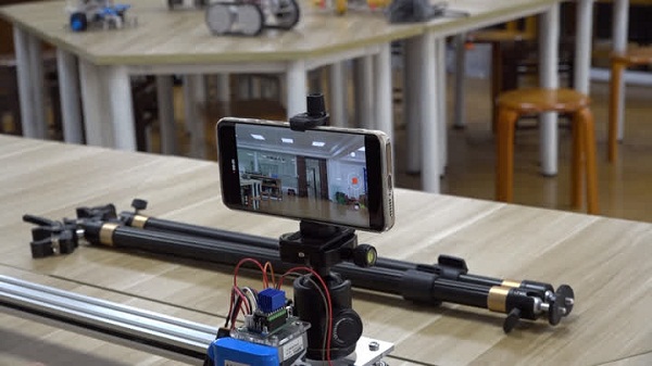 ​Jiangsu University student makes camera slider by himself