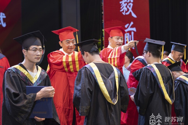 ​China's first State-run vocational university sees its first group of graduates off