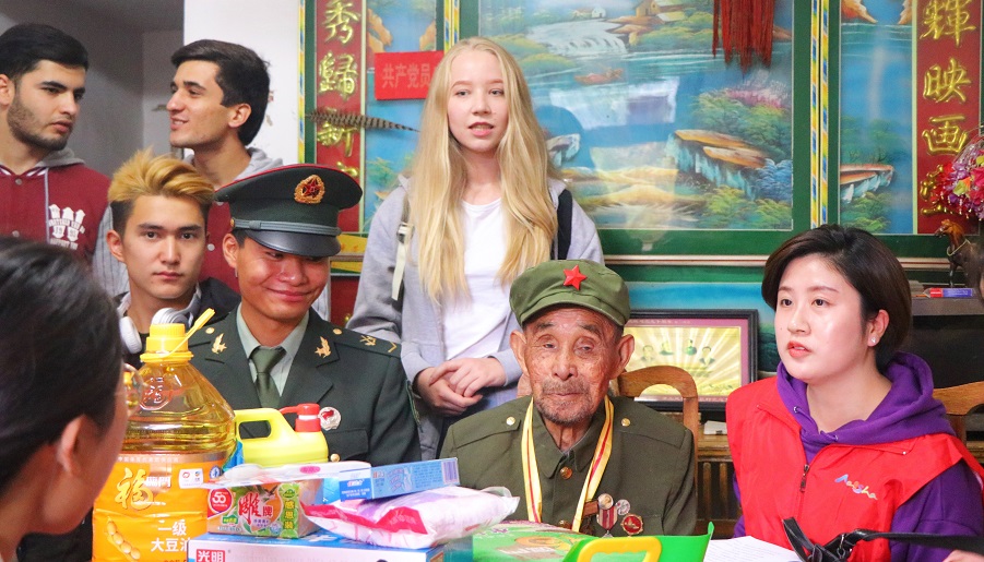 International Students from Jiangsu Vocational College of Agriculture and Forestry Visit a Former Red Army Soldier