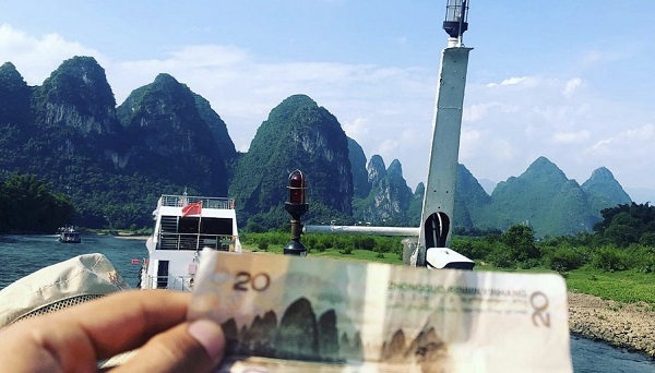 Visit an Attraction on Chinese Currency