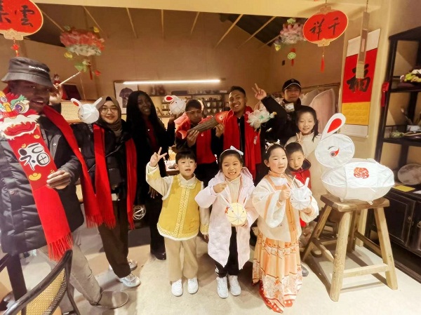 International students celebrate Lantern Festival at Yangzhou ancient street