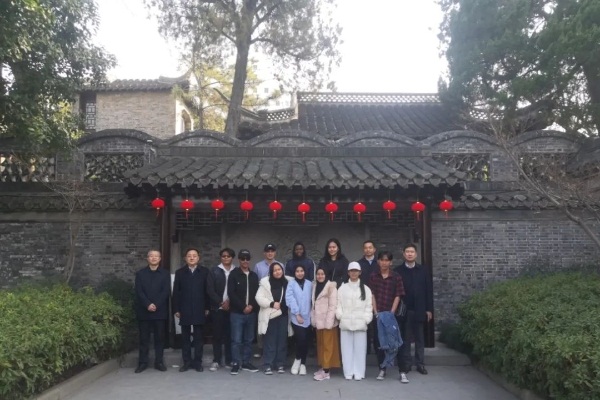 Taizhou expats experience city's culture, development