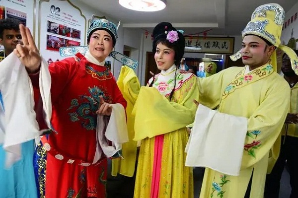 International students in Jiangsu learn about Chinese opera