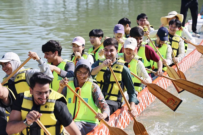 国际学生划龙舟体验端午传统