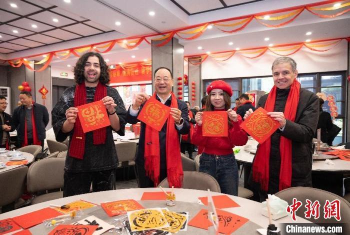 International students in Jiangsu immerse themselves in Chinese New Year traditions