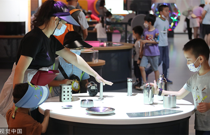 Children enjoy the charm of science and technology at a museum
