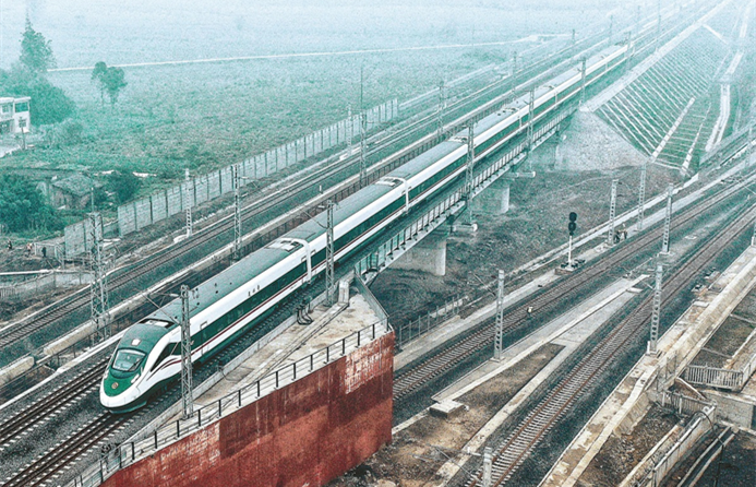 Faster railway links Chengdu with Kunming