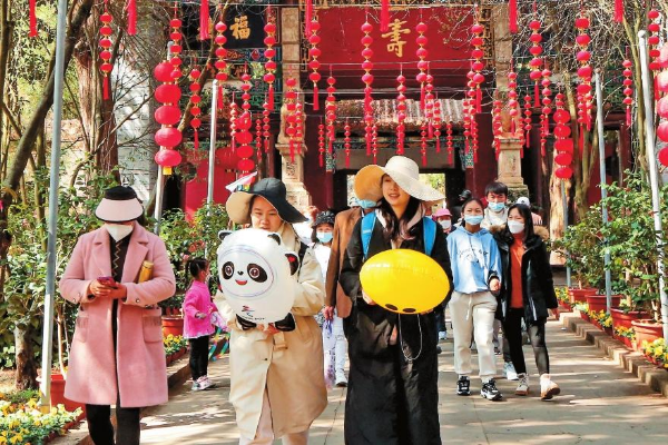 Colorful temple fair reopens in Kunming