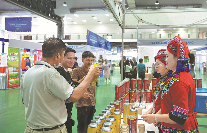 Laotian village heads learn a lot from trip to Yunnan