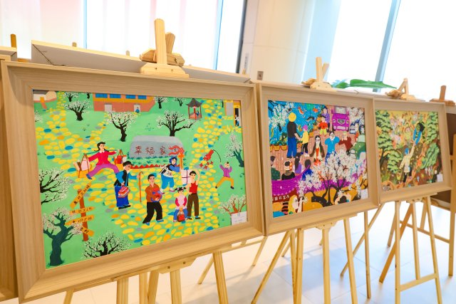 Over 100 folk paintings are on display in Chenggong 