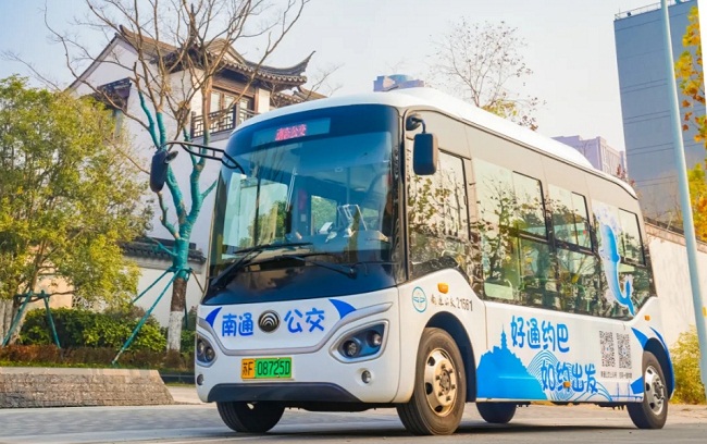 Nantong launches tourist bus service along Haohe River