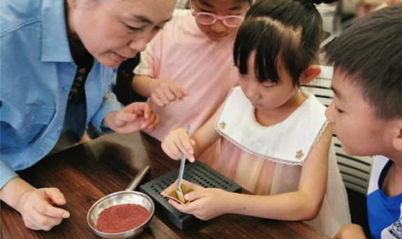 Pupils in Chongchuan experience charm of TCM