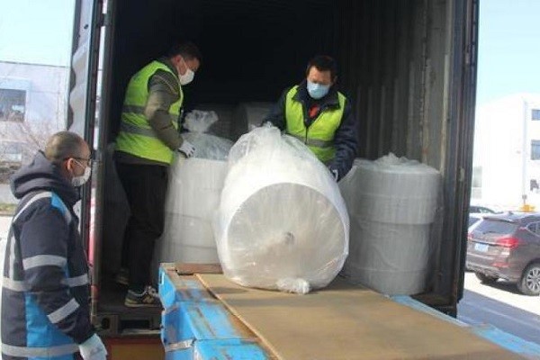 Workers unload a container truck at Nantong Xingdong International Airport in Nantong, East China’s Jiangsu province on Jan 31.jpg