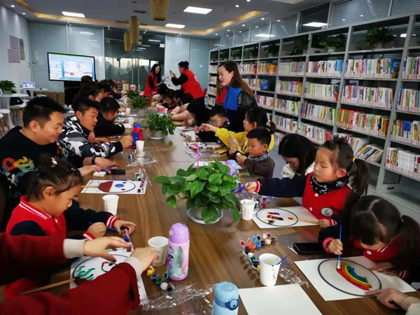 Joy of reading encourages folks to remain in Tongzhou.jpg