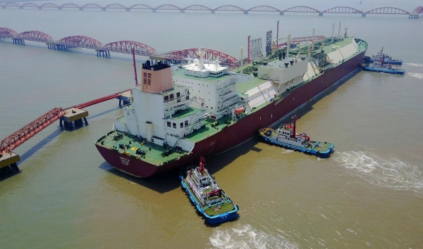 一艘LNG运输船靠泊码头。中石油江苏LNG接收站供图.jpg