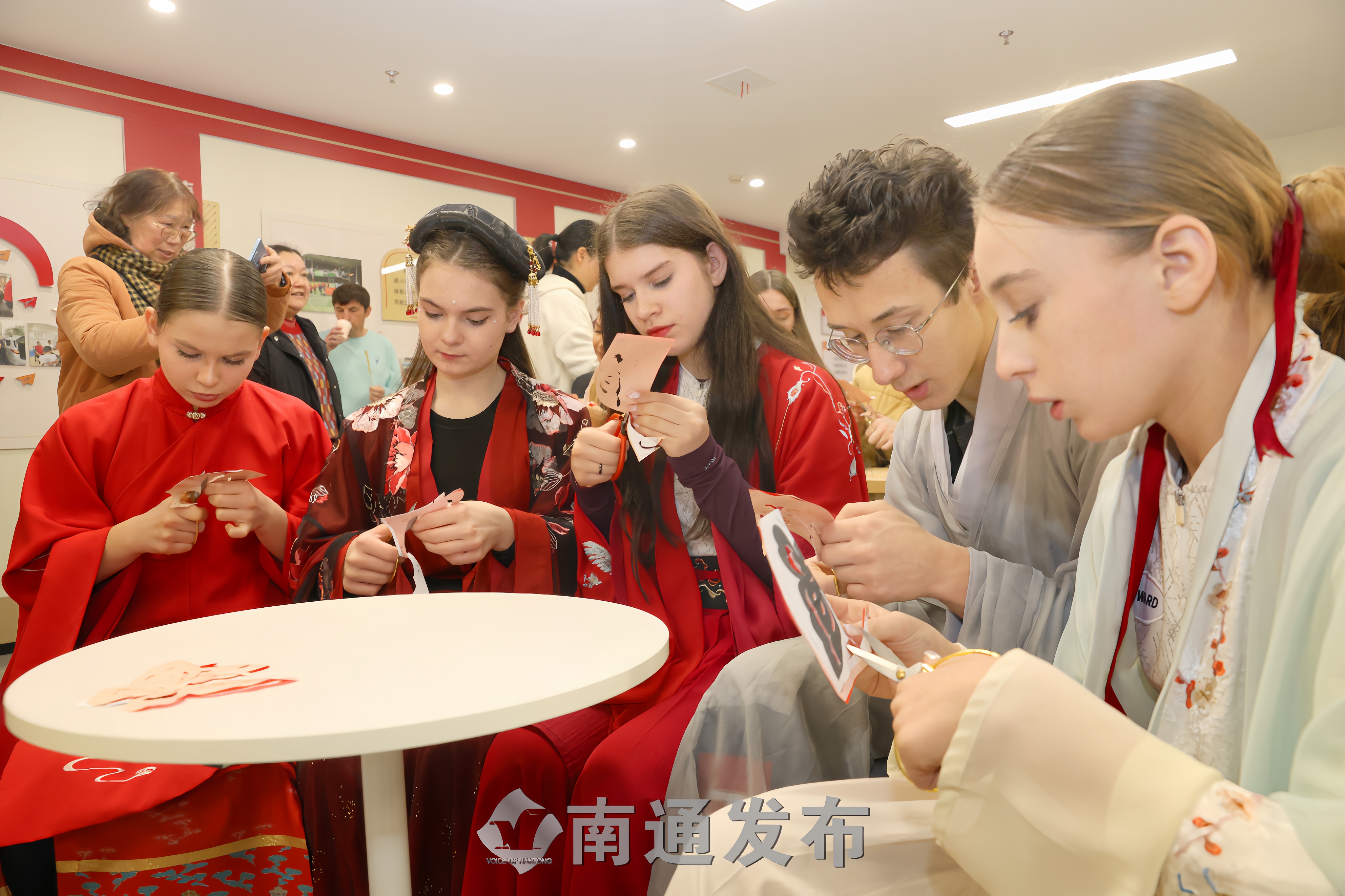 Intl students embrace traditional Chinese culture in Chongchuan