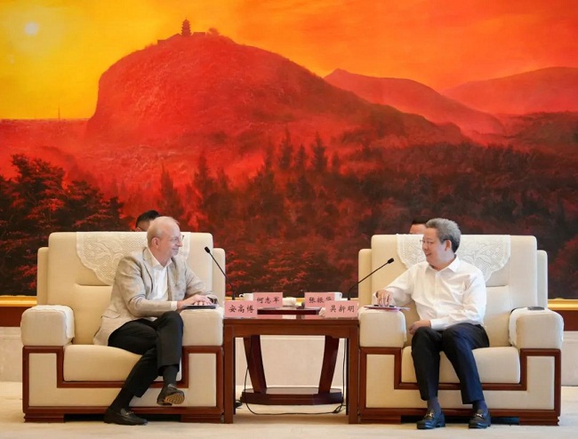 Nantong's Party secretary meets president of Merck China