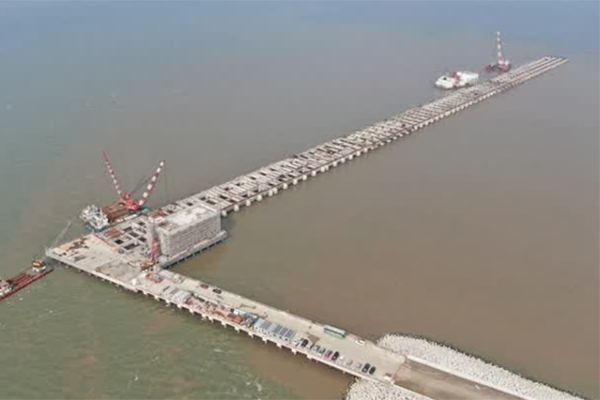 Construction on Nantong's first 200,000-ton wharf passes midway point