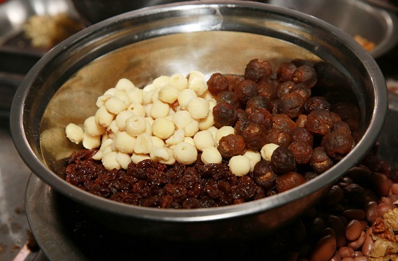 Chongfu Temple hands out Laba treat