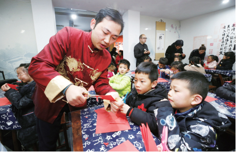 Nantong children treated to paper cutting session 