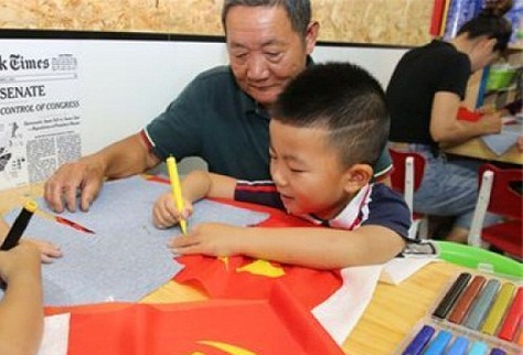 Chongchuan promotes hand-woven cloth among children  