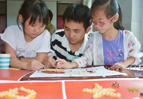 Grain paintings show children's creativity