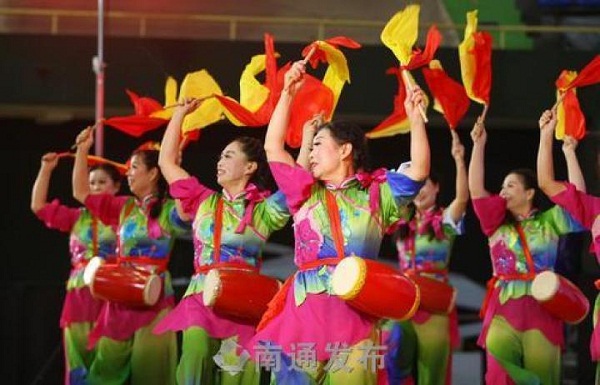 Chongchuan triumphs in square dance competition