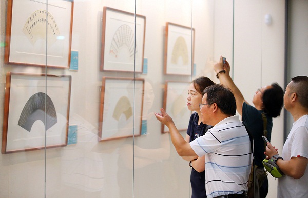 Fan calligraphy works on display in Nantong