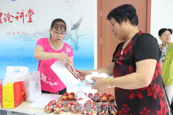 Workshop held in Chongchuan on making tiger shoes