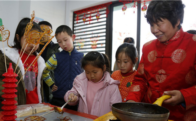 Students in Chongchuan learn traditional skills