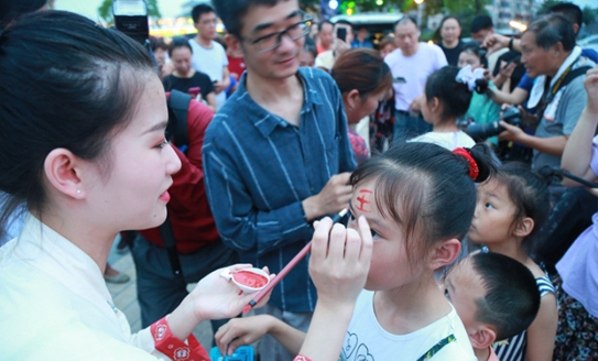 People experience Dragon Boat Festival folk culture in Tangzha