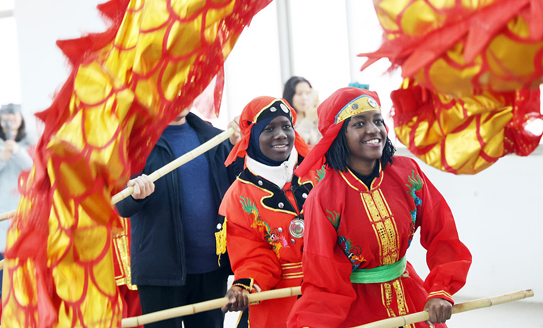 Intl students experience dragon dance in celebration of Lantern Festival