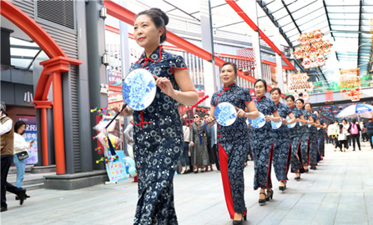 Blue calico qipao show staged at Dinggujiao Pedestrian Street