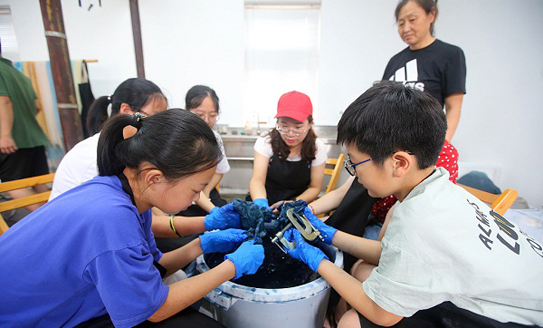 Children explore ancient dyeing technique in Chongchuan