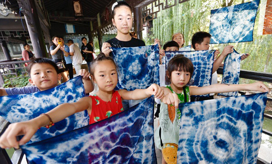 Children visit Blue Calico Museum in Chongchuan