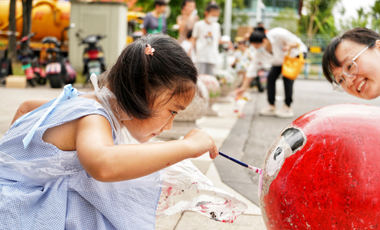 Outdoors parent-child fun painting activity held in CCEDZ