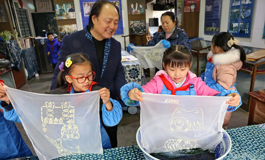 Nantong pupils try out traditional printing, dyeing