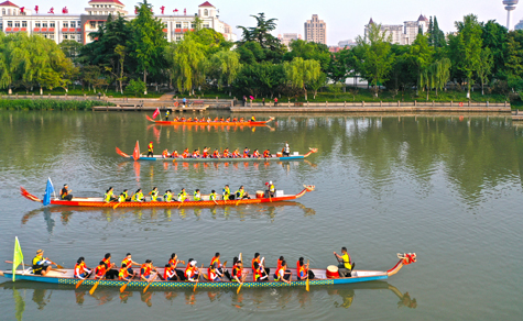 Exciting parent-child dragon boat race held on Haohe River