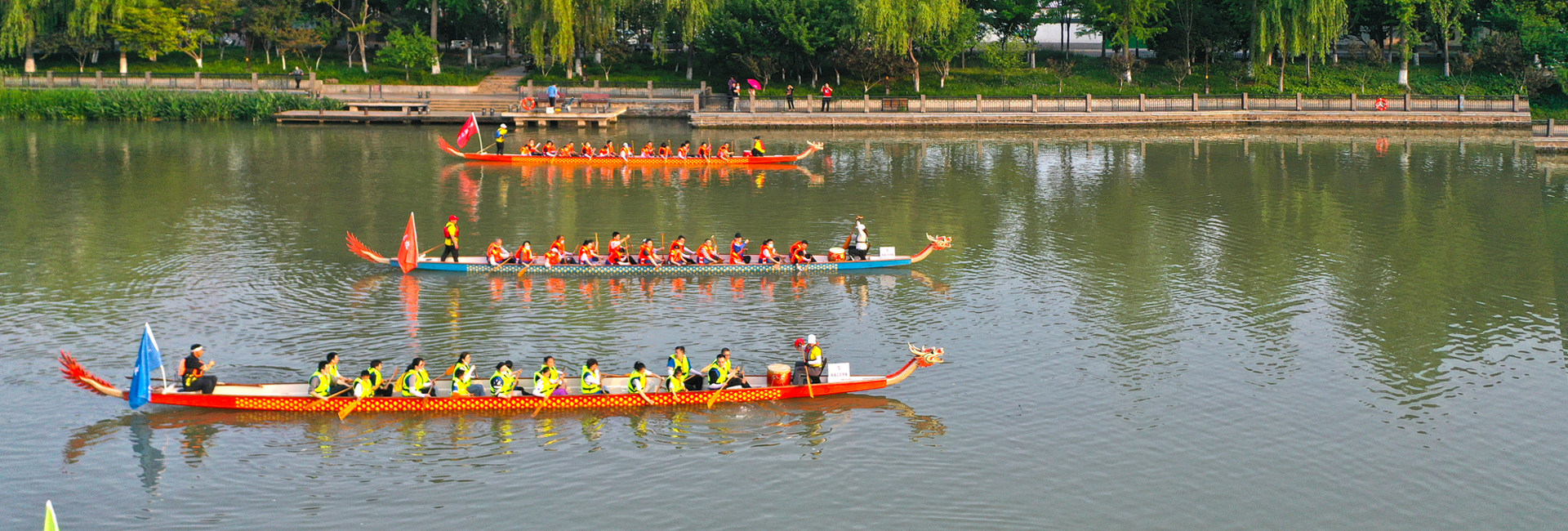 Exciting parent-child dragon boat race held on Haohe River