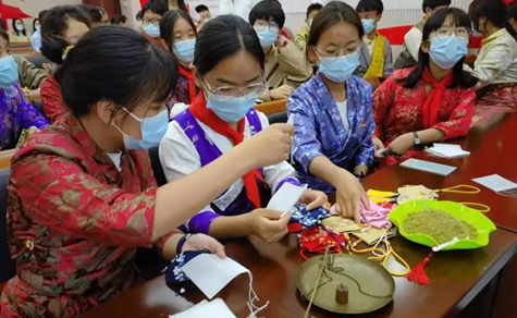 Tibetan students experience Dragon Boat Festival customs