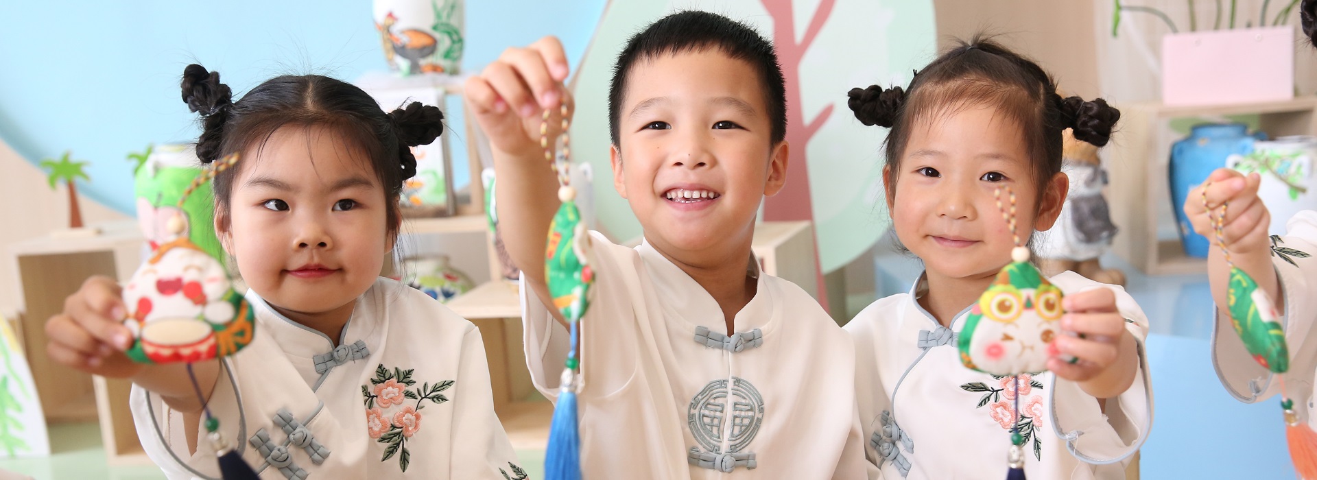 Rugao children welcome Dragon Boat Festival