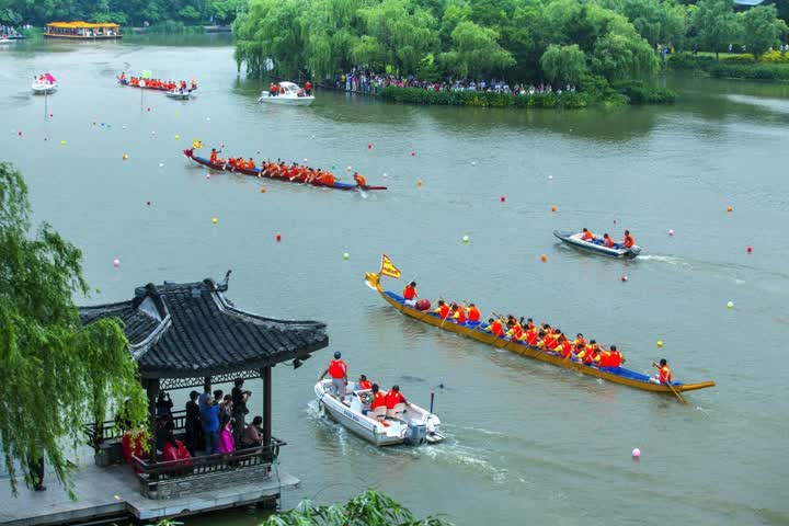 Touring Haohe River by boat