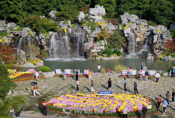 Captivating autumn scenery at Langshan National Forest Park attracts tourists