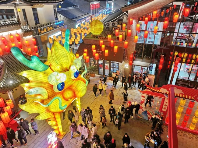 Nantong lantern show recreates Chinese mythical creatures