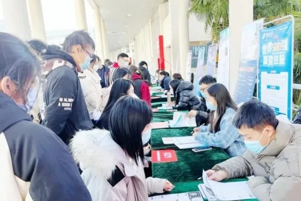 2023 on-campus job fair held at Nantong University