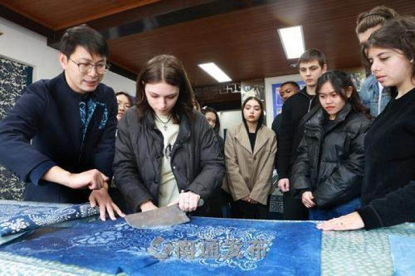 Foreign students experience Nantong traditional culture