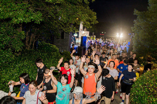Night run along Haohe River draws hundreds of participants