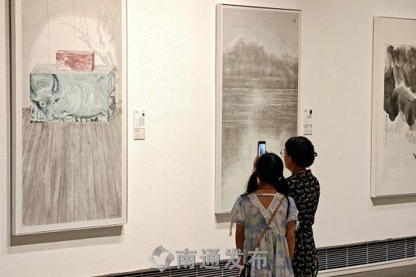 Post-Shanghai style art exhibition in Nantong showcases vibrant artworks